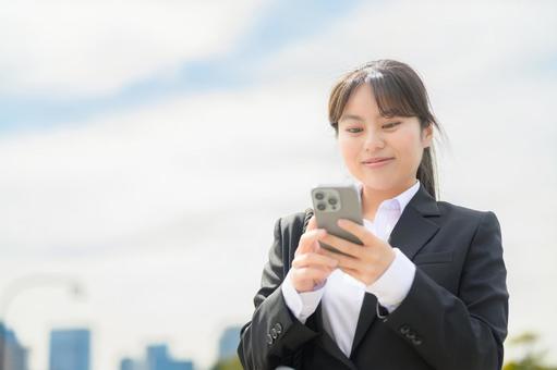 スマホを操作する女性 スマホを操作する女性 ビジネス,女性,ビジネスウーマンの写真素材