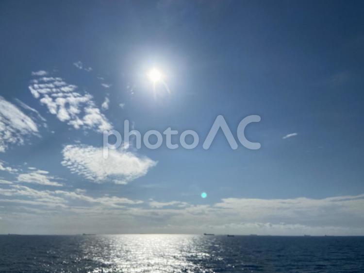 どこまでも広がる大海原、水平線＠シンガポール沖 船上,クルーズ,船の写真素材