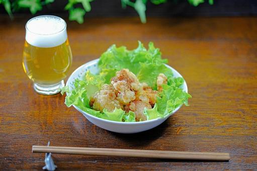 ビールと竜田揚げ ビールと竜田揚げの写真