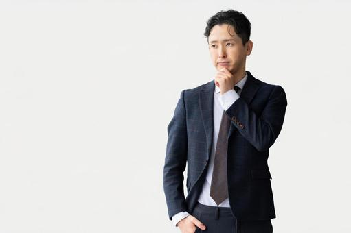 考えごとをする男性ビジネスマン 男性,考える,悩むの写真素材