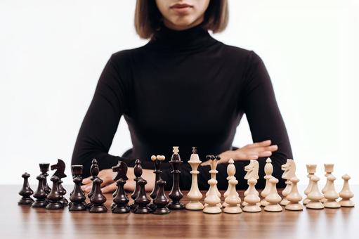 チェスの駒と女性 チェスの駒と女性の写真