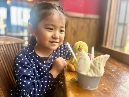 ジェラートを食べる子供 5歳の女の子 ジェラートを食べる子供 5歳の女の子 子供,女の子,幼児の写真素材