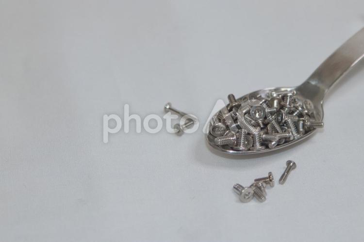 スプーンで掬った精密ネジ 精密ネジ,円形,工業イメージの写真素材