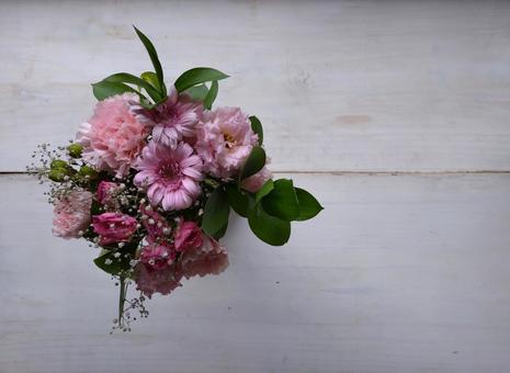 しおれゆく花束-左-ホワイトボード しおれゆく花束-左-ホワイトボード 枯れゆく,老い,年をとるの写真素材