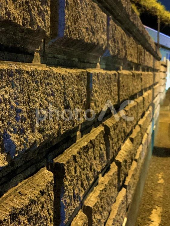 夜のブロック塀 夜,ブロック塀,ブロックの写真素材