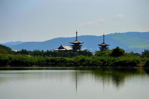 奈良市大池から世界文化遺産 薬師寺を望む 薬師寺,大池,奈良市の写真素材