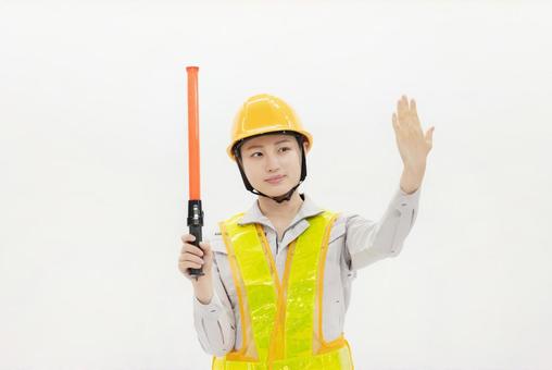 誘導する反射ベストを着た警備員 誘導する反射ベストを着た警備員 女性,人物,ビジネスウーマンの写真素材