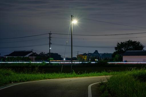 田舎の田んぼのあぜ道 田舎の田んぼのあぜ道の写真