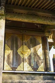金色の装飾が輝く古門 寺,寺院,神社の写真素材
