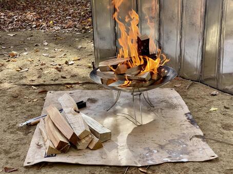 焚き火からキャンプがはじまる 焚き火,薪,キャンプの写真素材