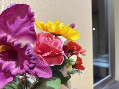 カラフルな造花のブーケ カラフルな造花のブーケの写真
