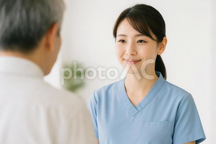 看護師が穏やかに患者と話している 女性,ヘルスケア,健康の写真素材