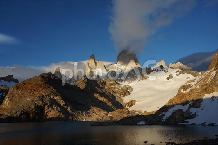 朝焼けに輝くフィッツロイ山 フィッツロイ山,アルゼンチン,パタゴニアの写真素材