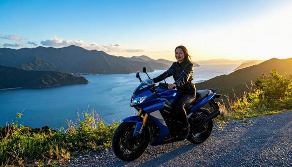 休日に海辺をバイクでツーリングする女性 休日に海辺をバイクでツーリングする女性の写真