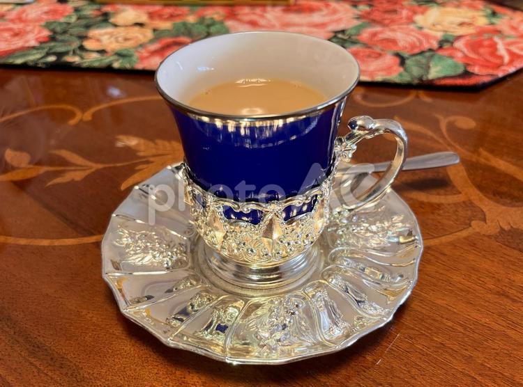 銀食器のコーヒーカップ コーヒータイム,カフェラテ,紅茶の写真素材