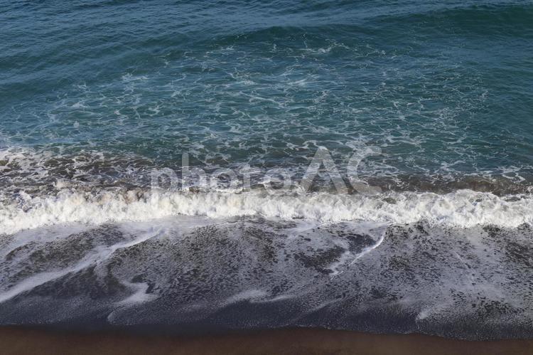 砂浜の波打ち際の白波と青い海面の海 砂浜,波打ち際,白波の写真素材