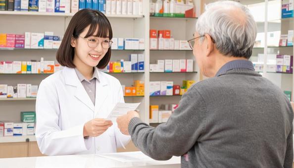 笑顔で働く薬剤師 笑顔で働く薬剤師の写真