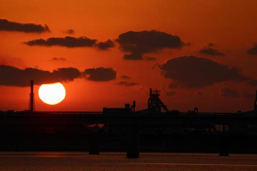工場と夕日 工場と夕日の写真