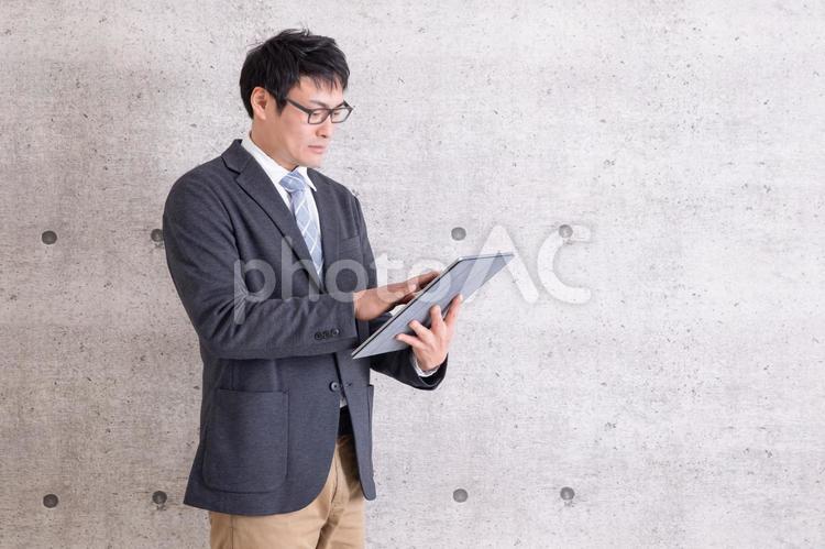 カジュアルビジネスの男性 カジュアルビジネスの男性 タブレット,電子書籍,動画の写真素材