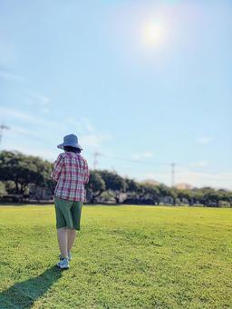Photo, middle-aged women, walk, plaza, 