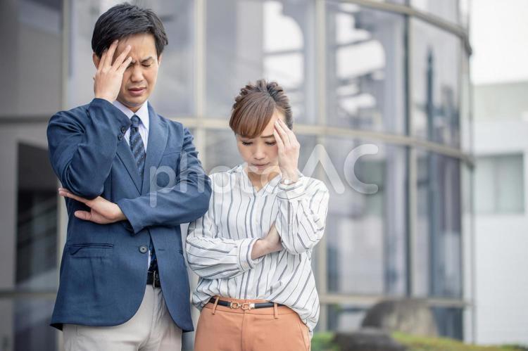 悩む会社員 悩む,困る,難しいの写真素材