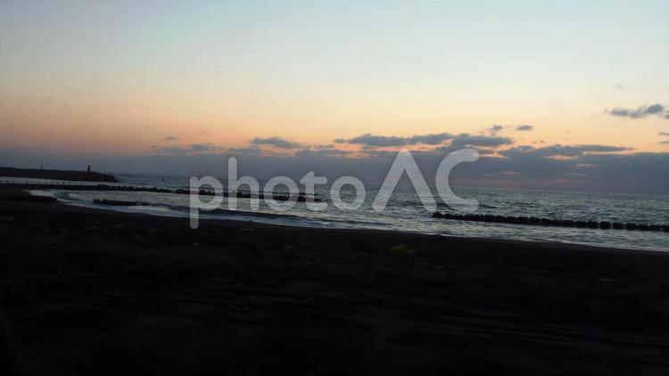 夕暮れの暗い海 海,雲,水平線の写真素材