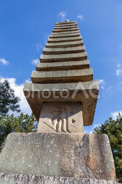 浮島十三重塔 宇治川,青空,朱色の写真素材