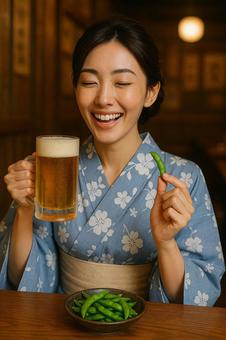 夏の枝豆とビールを食べる浴衣姿の女性 夏の枝豆とビールを食べる浴衣姿の女性の写真
