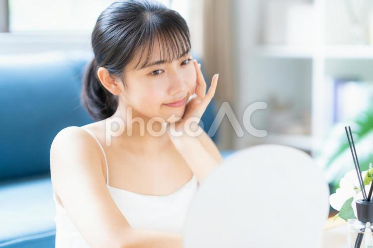 スキンケアをする若い女性 ビューティー,女性,スキンケアの写真素材