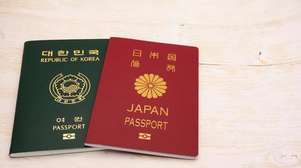 日本のパスポートと韓国のパスポート 日本のパスポートと韓国のパスポート パスポート,旅券,韓国の写真素材