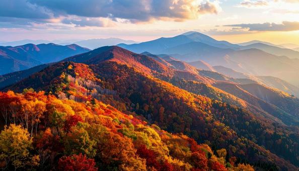 秋の紅葉に染まる山々と朝焼け 秋の紅葉に染まる山々と朝焼けの写真