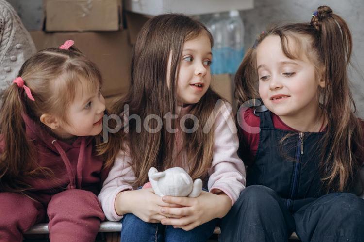 ぬいぐるみを持って話す女の子たち 女の子,人物,貧困の写真素材