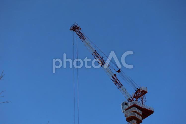 青空と赤白のクレーンのある風景 青空,赤白,クレーンの写真素材
