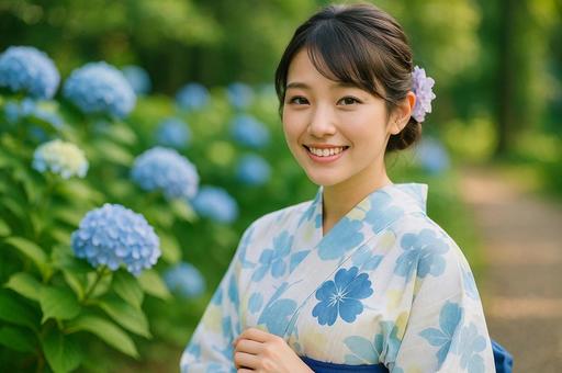 紫陽花の前で微笑む浴衣の女性 紫陽花の前で微笑む浴衣の女性の写真