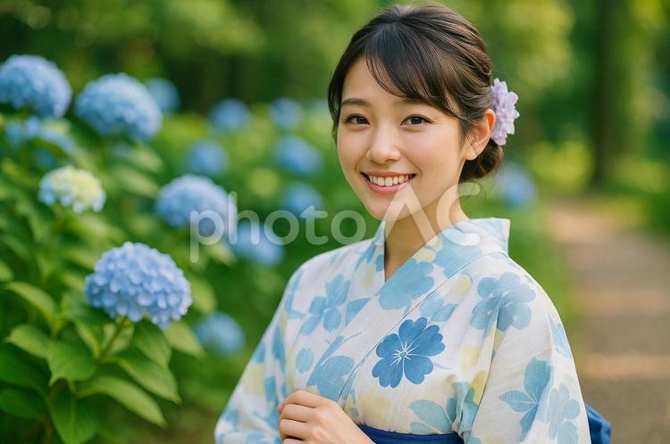 紫陽花の前で微笑む浴衣の女性 浴衣,女性,紫陽花の写真素材