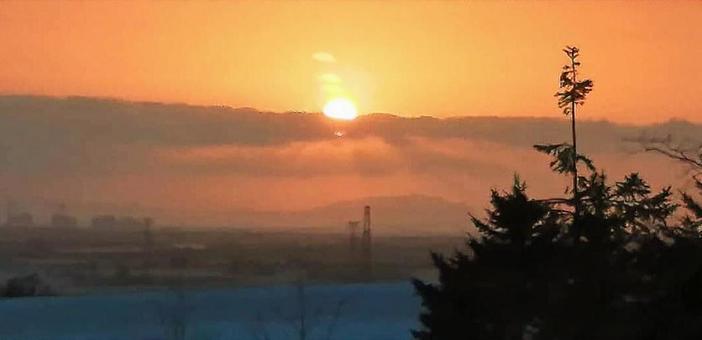 窓からの夕日 窓からの夕日の写真