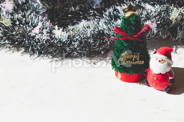 サンタクロースとクリスマスのイメージ クリスマス,クリスマスツリー,メリークリスマスの写真素材