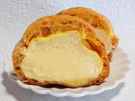 カスタードシュー カスタードシュー,カスタード,シュークリームの写真素材
