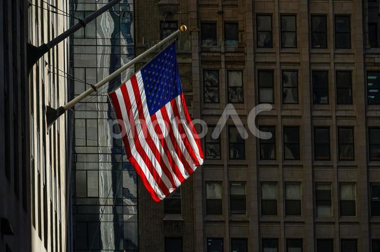ニューヨークの街並みと星条旗 アメリカ街並み,アメリカ都市風景,アメリカ大陸の写真素材
