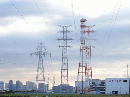 荒川沿いの送電線 送電線,鉄塔,街並みの写真素材
