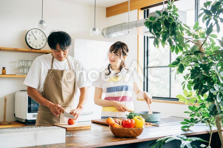 一緒に料理を作る男女（夫婦・フライパン） 料理,キッチン,家事の写真素材