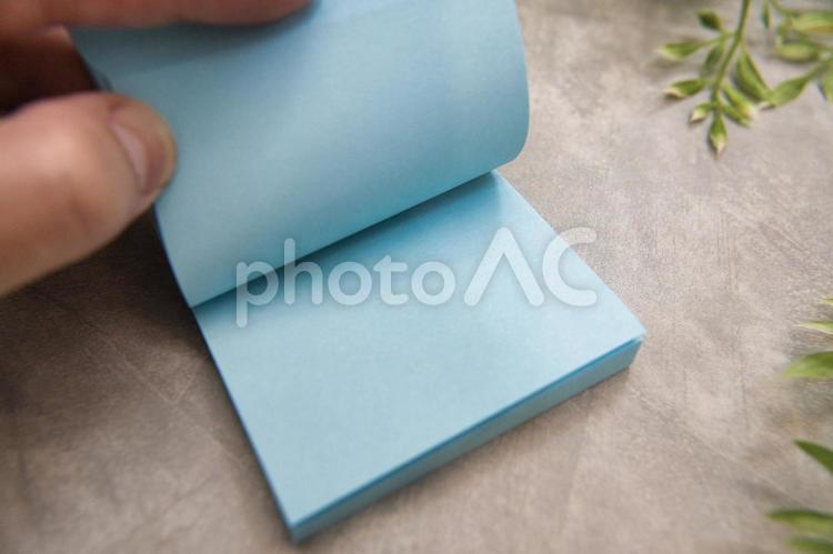 青い付箋をめくる メモ,付箋,メモ帳の写真素材
