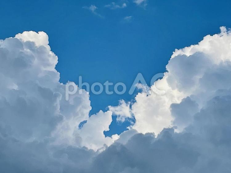 美しく幻想的な曇り空　コピースペース 雲,曇り空,空の写真素材