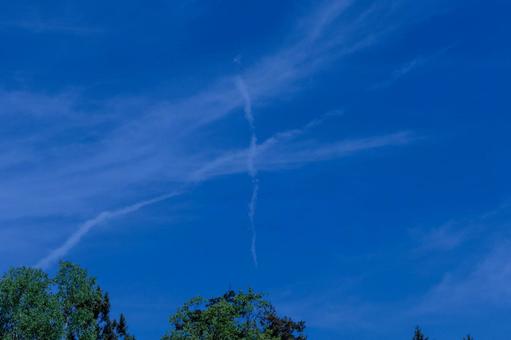 青空に交差する飛行機雲 青空に交差する飛行機雲 空,青空,晴れの写真素材