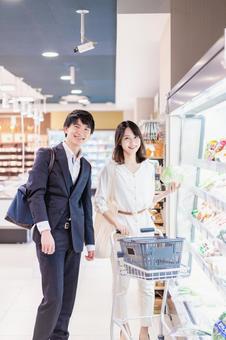 スーパーで食料品を買い物する若い夫婦 スーパーで食料品を買い物する若い夫婦 商業,社会,スーパーの写真素材