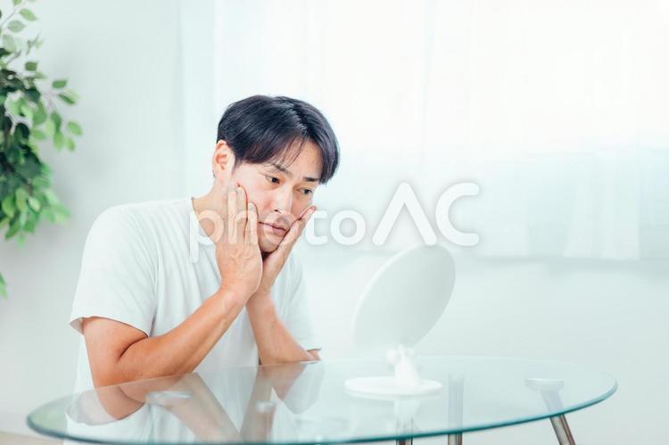 肌に悩む男性（ヒゲ・考える） メンズ美容,乾燥肌,髭脱毛の写真素材