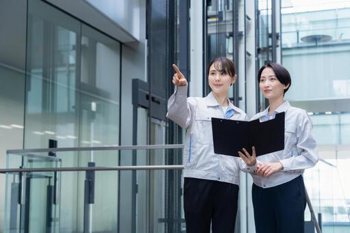 ビルメンテナンスする女性エンジニア 不動産,エンジニア,メンテナンスの写真素材