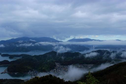 五老ヶ岳公園から見た京都府舞鶴湾の雲海 五老ヶ岳公園から見た京都府舞鶴湾の雲海 雲海,舞鶴湾,京都府の写真素材