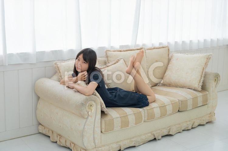 ソファーで横になっている20代の女性 女性,日本人,人物の写真素材