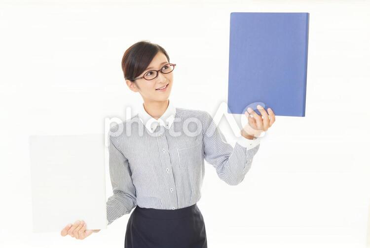 ボードを持つ笑顔のビジネスウーマン 女性,ビジネスウーマン,女の写真素材